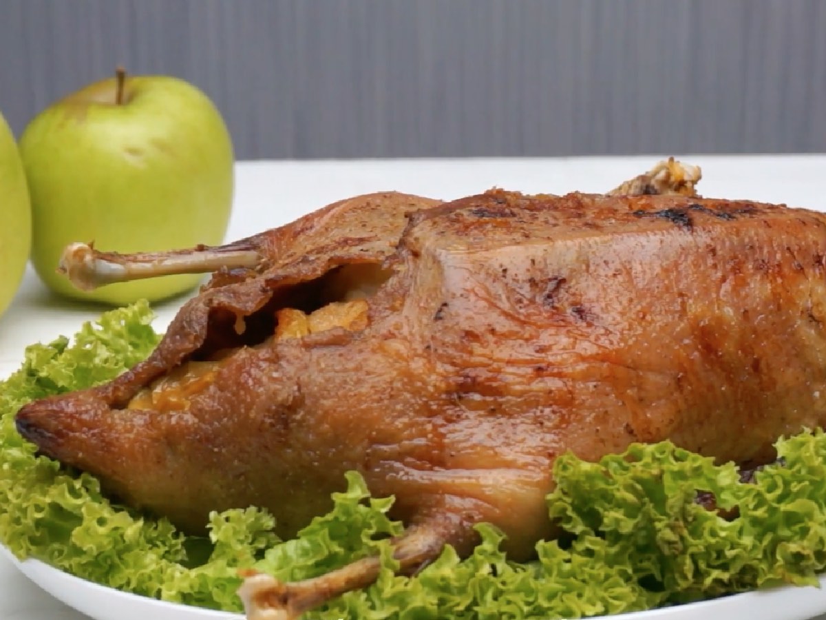 Утка с яблоками в духовке: 2 простых рецепта, которые заставят всех полюбить это блюдо