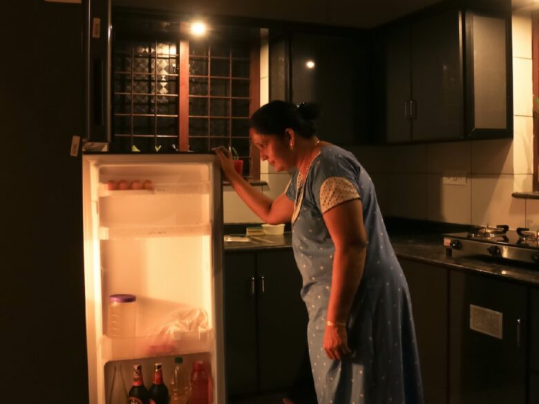 Почему в вашем холодильнике есть подсветка, но ее нет в морозильной камере?