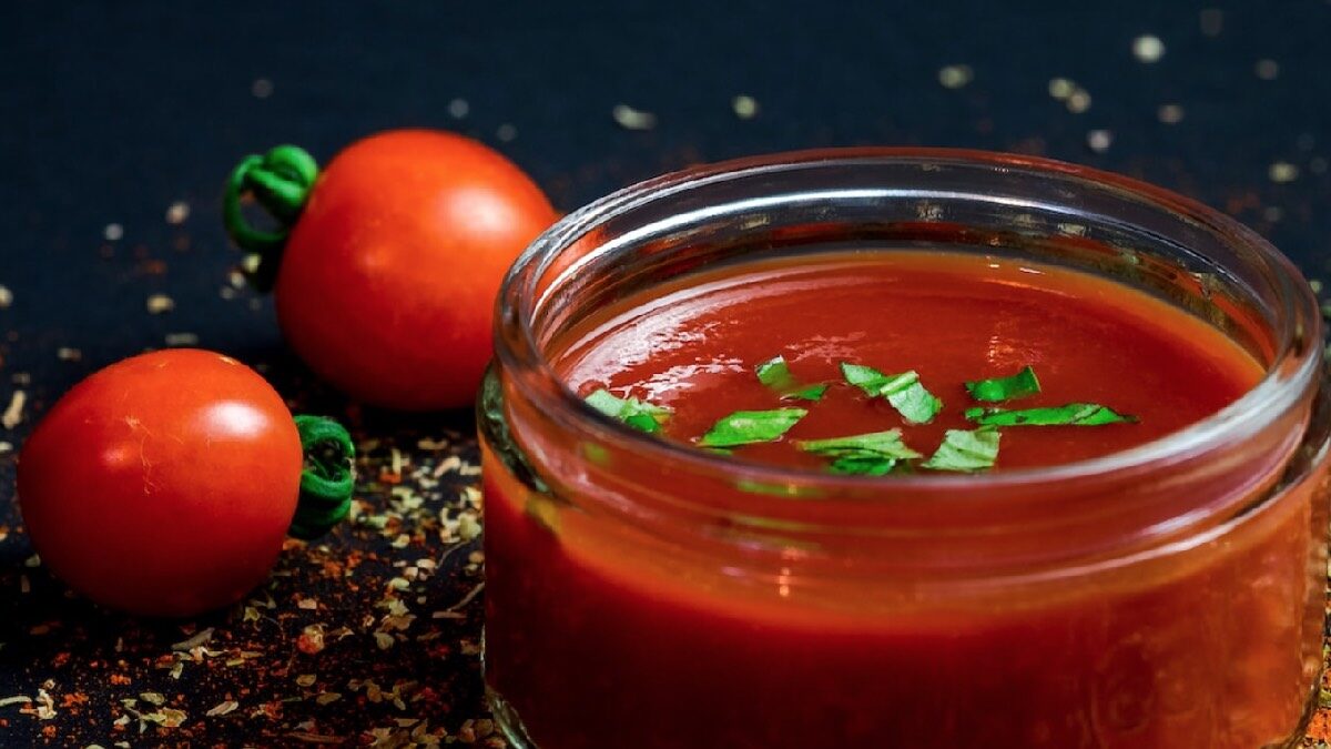 Сок из помидор рецепт домашнего приготовления. Томатный сок домашний. Домашний помидорный сок. Соус из авокадо и томатной пасты. Зеленые помидоры с кориандром на зиму.