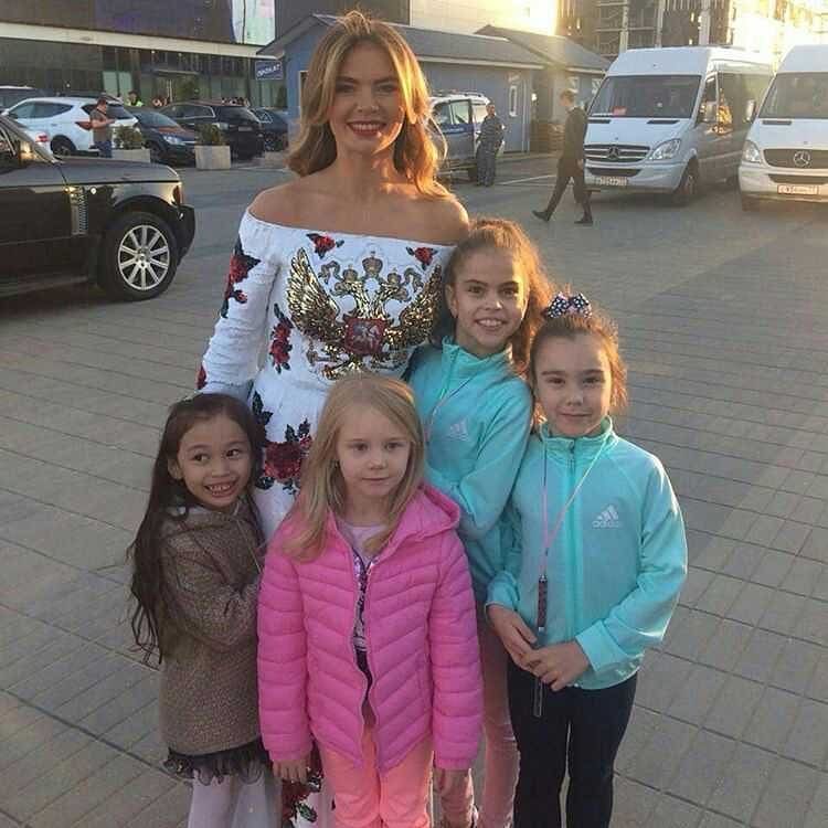 Алина кабаева с детьми фото 2022 года