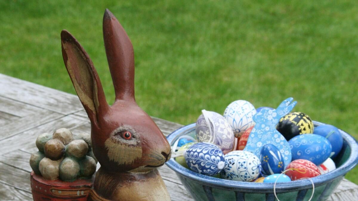 Пасхальный кролик почему символ пасхи. Яйца к Пасхе в европейские. Аист символ Пасхи. Почему кролик символ Пасхи. Пасха Израиле символы.