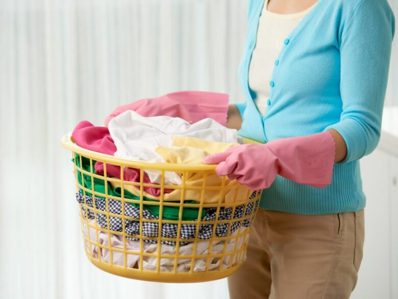 Правила стирки: зачем нужно замачивать белье перед тем, как бросить его в стиральную машинку?