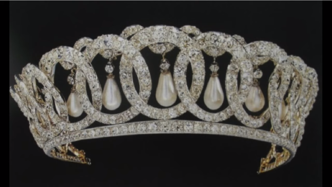 Проклятый бриллиант и тиара-губительница : 5 известных королевских украшений с особой историей