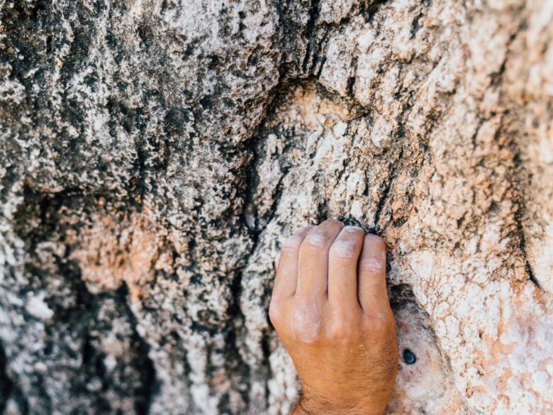 Стучит по земле. Рука на скале. Постучать по дереву. Стучать по дереву примета. Отпечаток руки на скале.