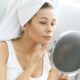 Жевание жвачки, принятие ванны и частые пилинги: какие еще привычки портят нам кожу