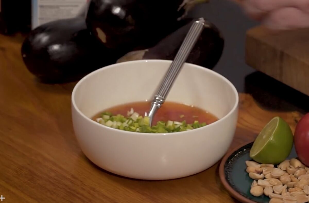 Салат из хрустящих баклажанов: удивительно простой рецепт с фото от шефа Ивлева 
