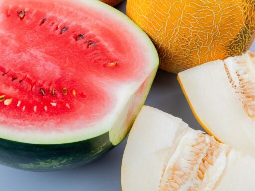 Три способа аккуратно порезать арбуз и дыню
