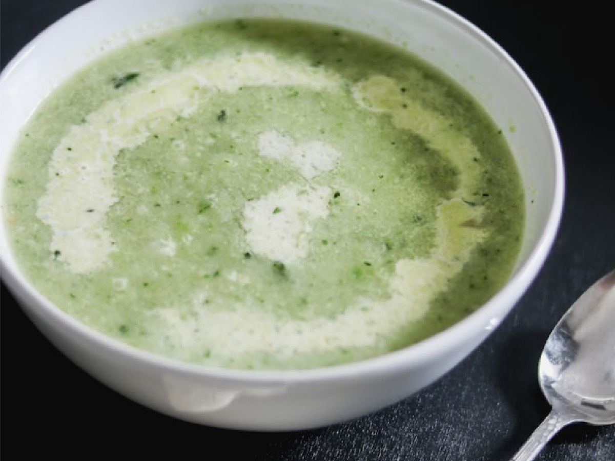 Зеленый суп из щавеля и шпината: очень простой рецепт, готовится за 20 минут