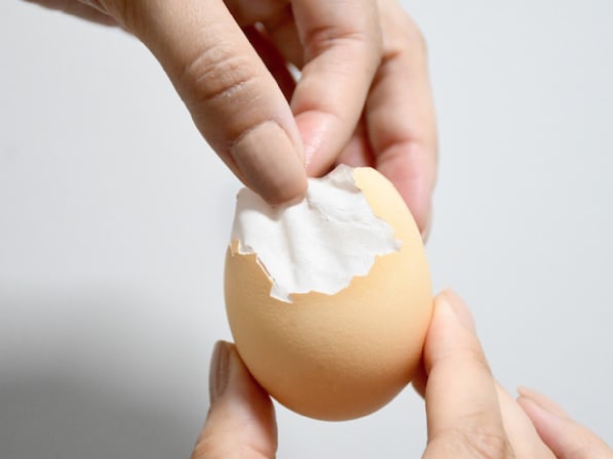 Что потребуется для очистки приготовленных яиц