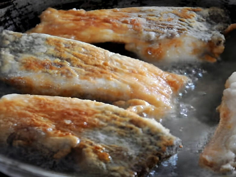 Способ пожарить сочную рыбу с корочкой без брызг масла и запаха