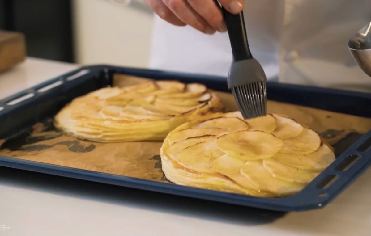 Яблочный пирог с карамельным соусом: доступный каждому рецепт от шефа Ивлева