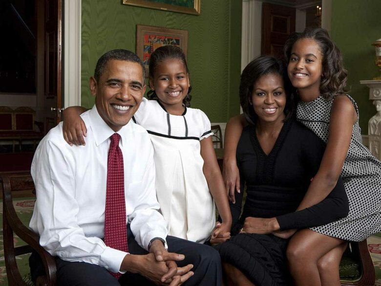 Президент Барак Обама, первая леди Мишель Обама и их дочери Саша и Малия позируют для семейного портрета в Зеленой комнате Белого дома, 1 сентября 2009 года.