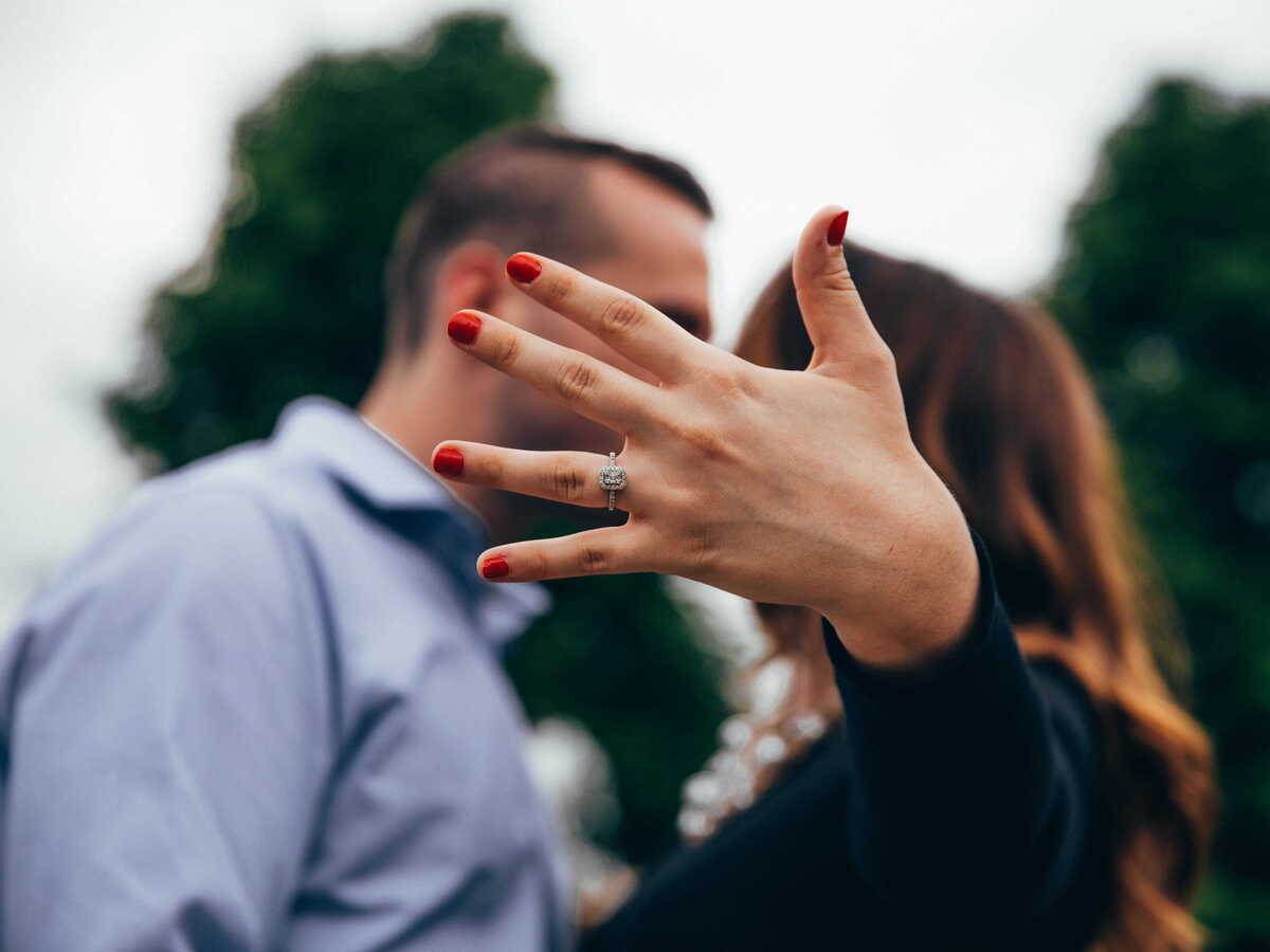 Носить ли помолвочное кольцо после свадьбы
