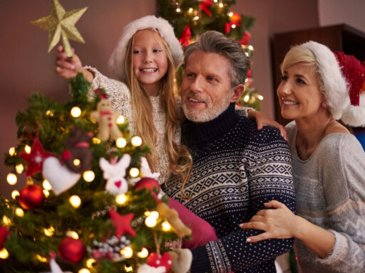 Как выбрать, праздновать Новый год с вашими или его родителями