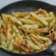 Улучшает ли вкус картофеля отварка перед обжариванием?