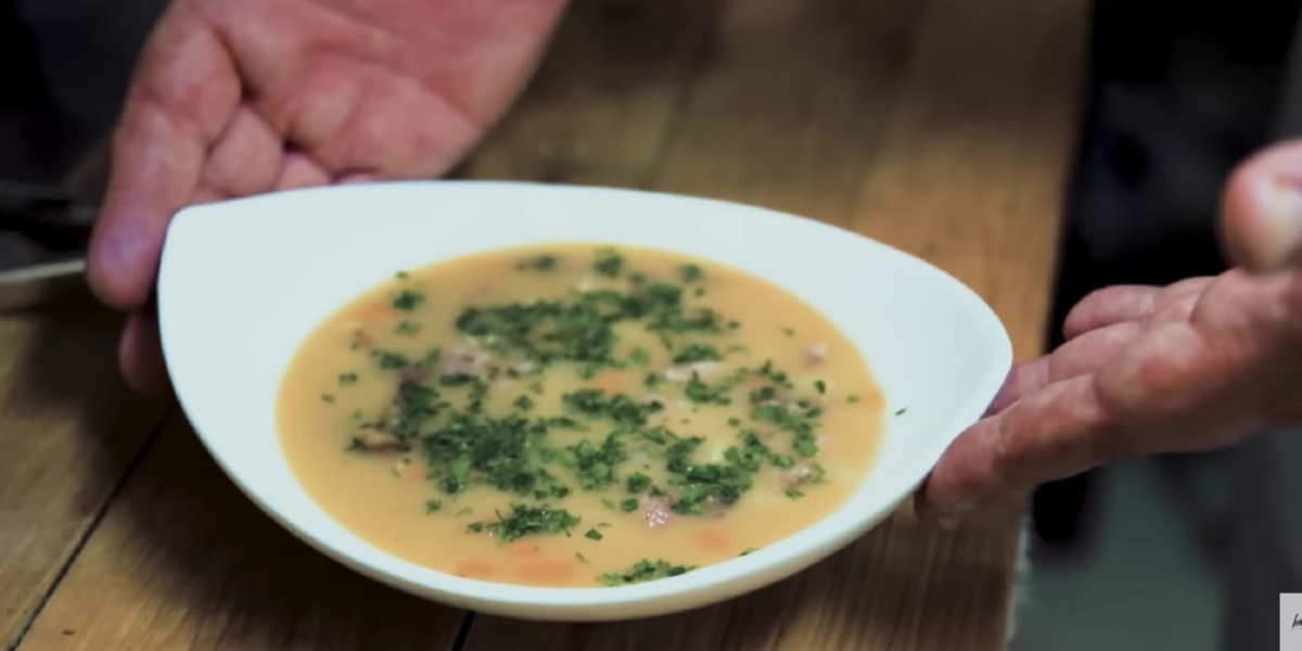 Гороховый суп с копченостями: как его готовит знаменитый шеф Константин Ивлев