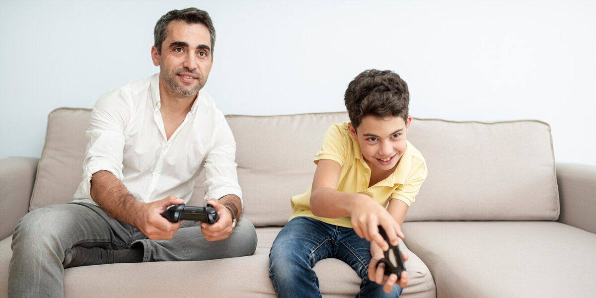 «Помоги пройти этот уровень»: Как видеоигры помогают дружбе детей и родителей