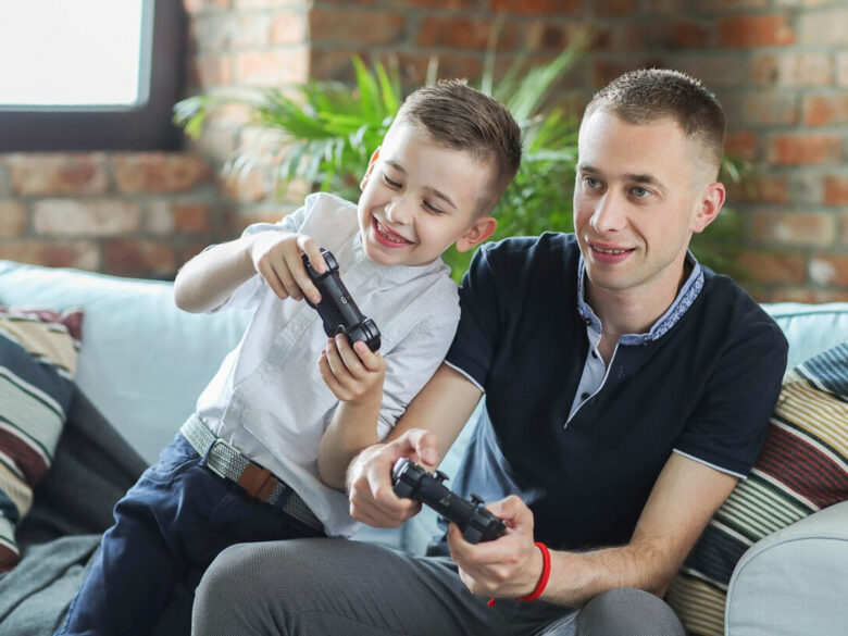«Помоги пройти этот уровень»: Как видеоигры помогают дружбе детей и родителей