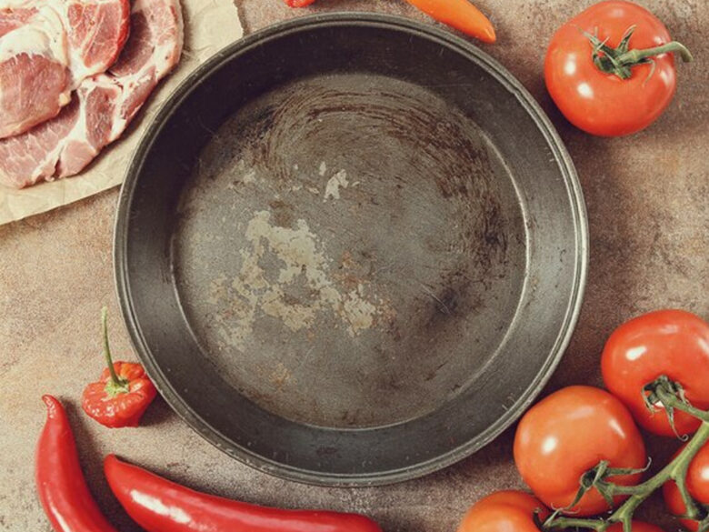 Не выбрасывайте сковородку, если продукты начали прилипать: 3 лёгких способа спасти посуду