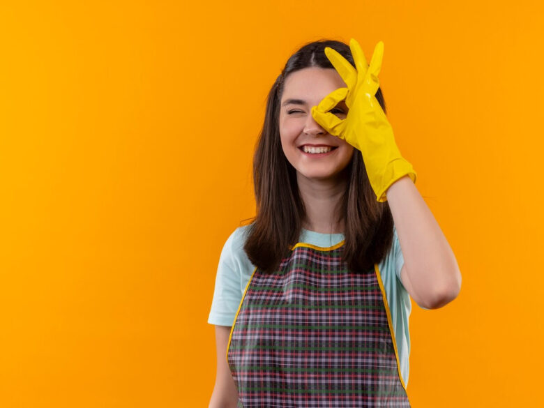 Простой трюк спасёт ваши рукава во время уборки: останутся сухими и чистыми