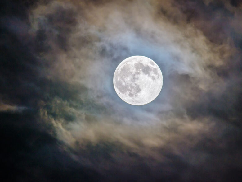 Скромная красавица: почему сложно сфотографировать Луну