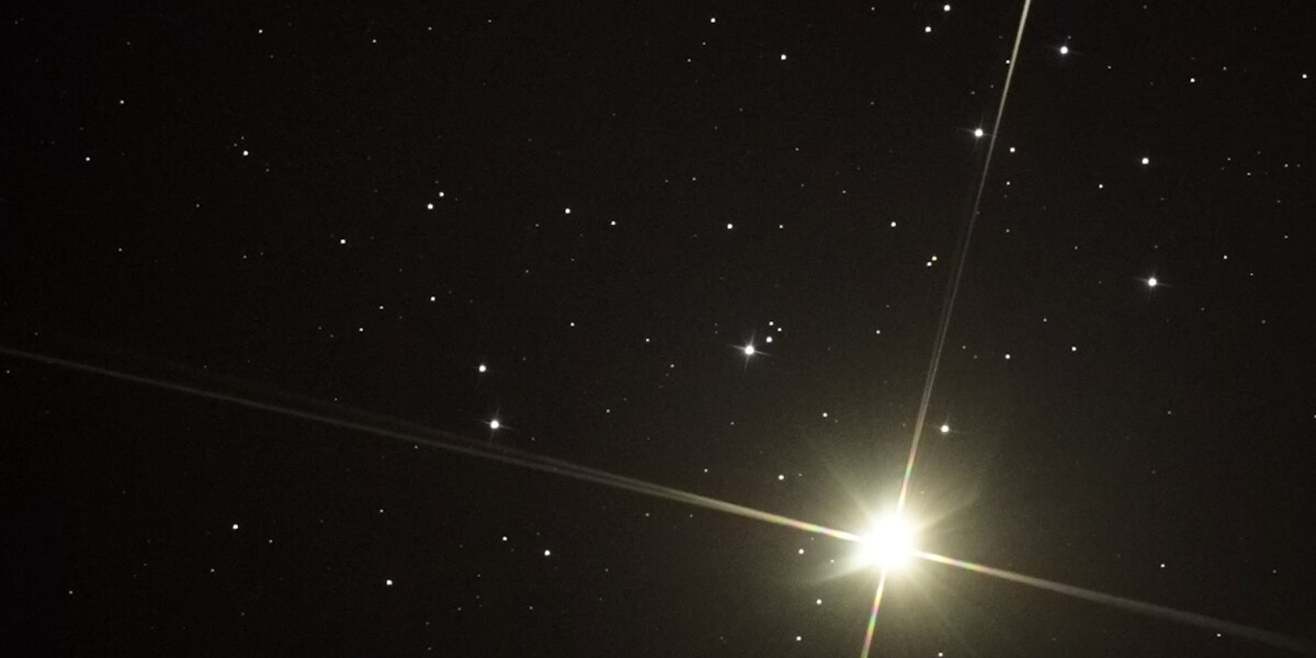 Светила майского неба – самые яркие звёзды и планеты, которые можно увидеть возле Луны