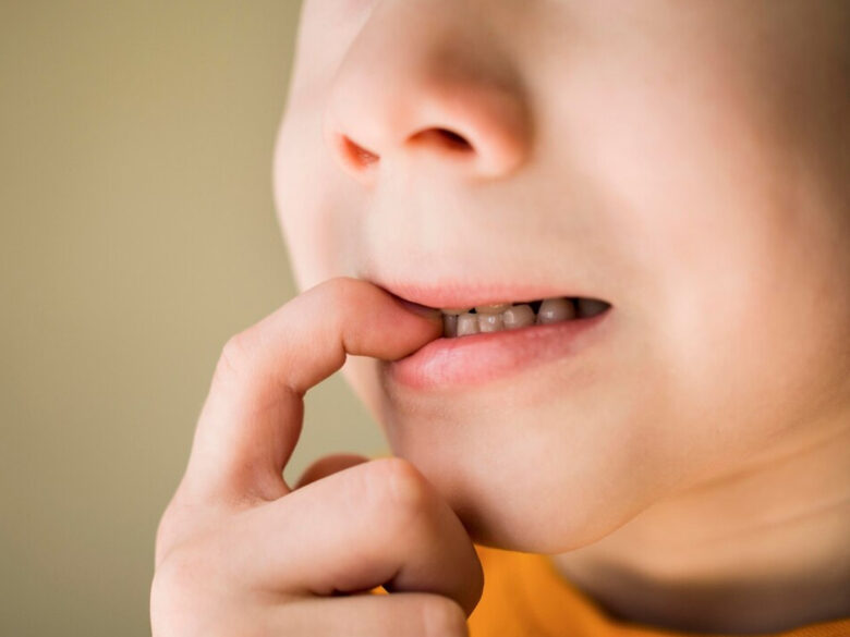 Почему дети грызут ногти и ковыряют в носу