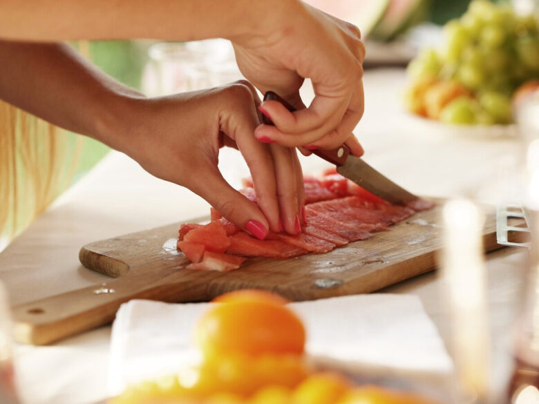 Как избавиться от запахов лука и рыбы от рук после готовки