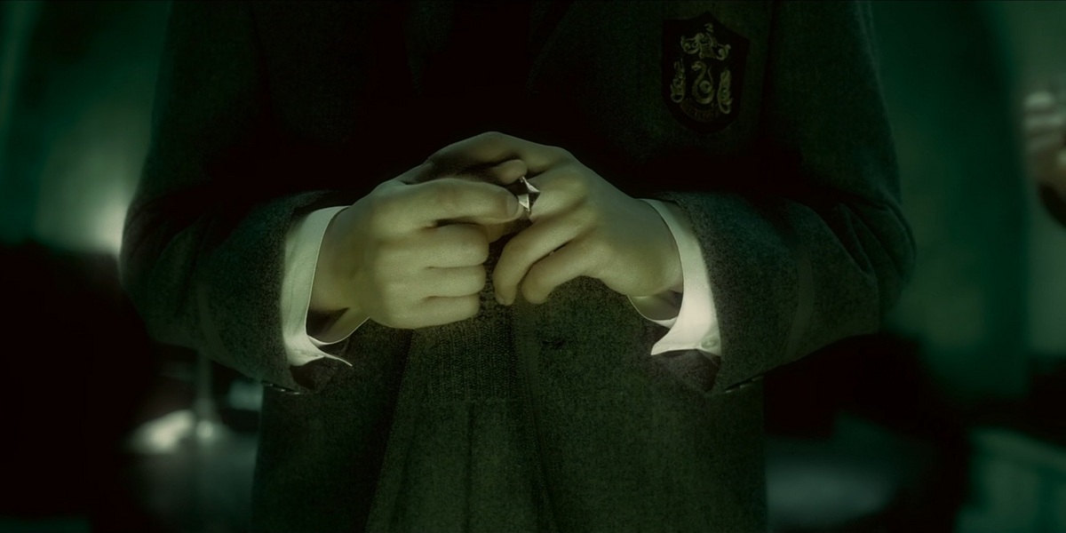 «Гарри Поттер»: почему Волан-де-Морт проклял только один крестраж