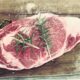 Как быстро разморозить мясо и рыбу, не испортив их