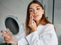 Как правильно смывать косметику