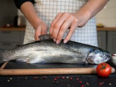 Как почистить рыбу от чешуи