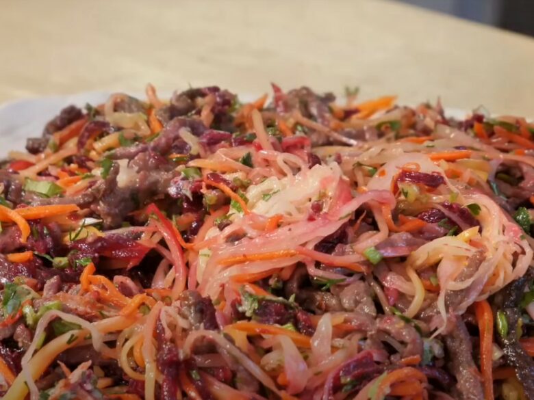 Как сделать низкокалорийный, сытный и вкусный чафан-салат из свинины и редьки