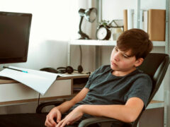 подросток в сети